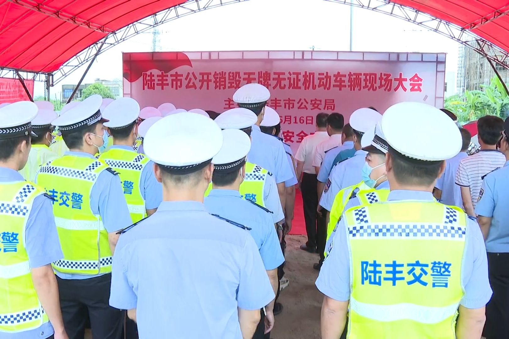 我市公开销毁2552辆无牌无证机动车辆.jpg