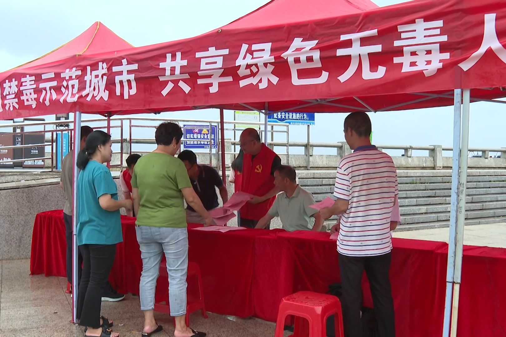 市医疗保障局开展禁毒和异地就医直接结算政策宣传活动.jpg