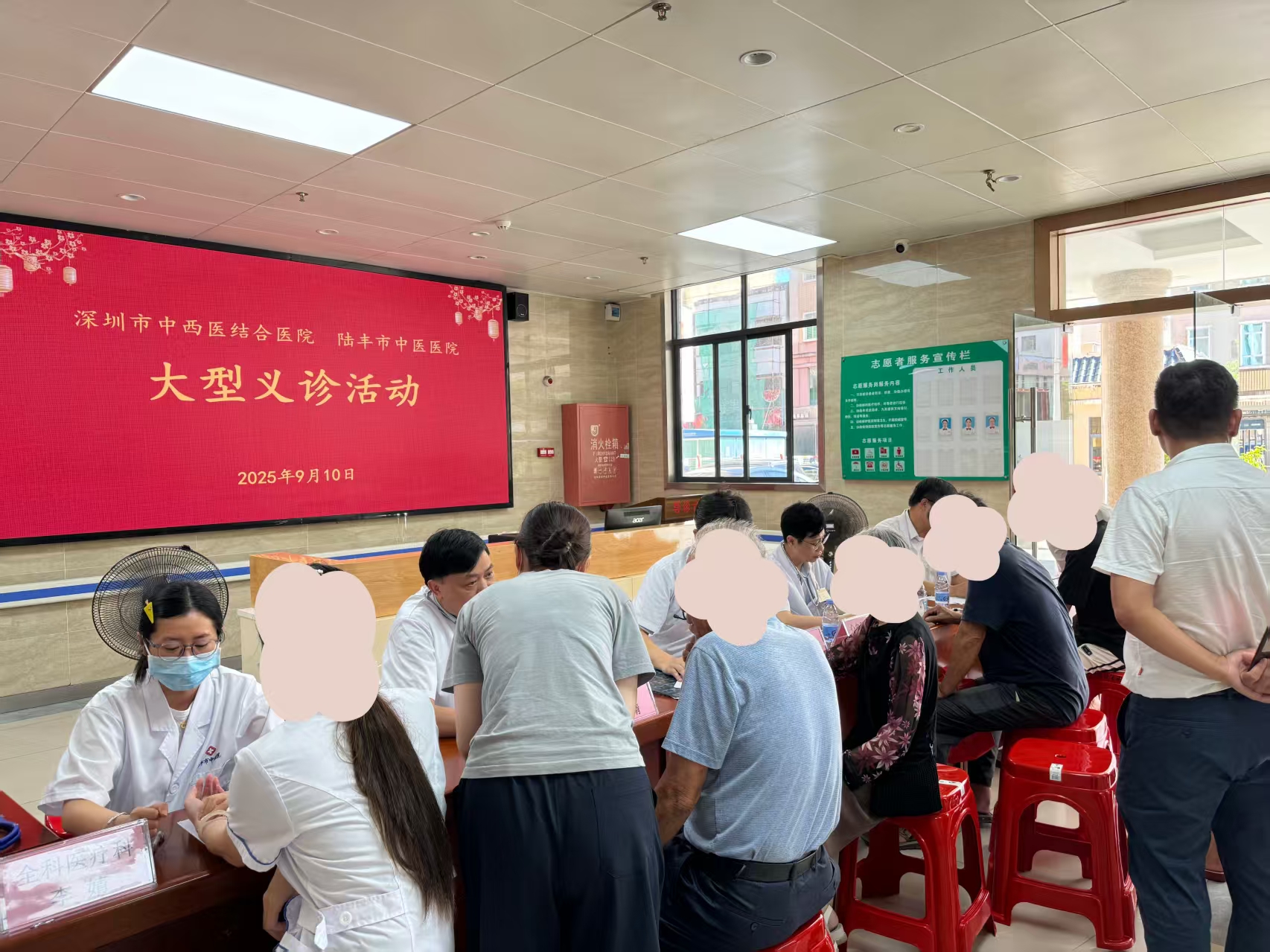 陆丰市中医医院联合深圳市中西医结合医院开展大型义诊活动.jpg