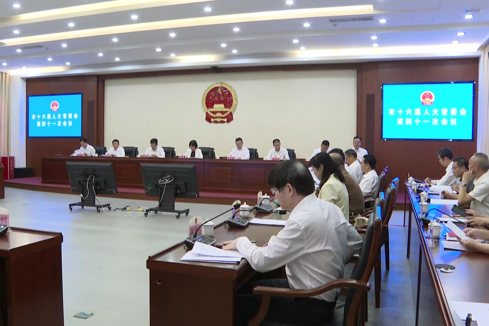 陆丰市十六届人大常委会第四十一次会议召开