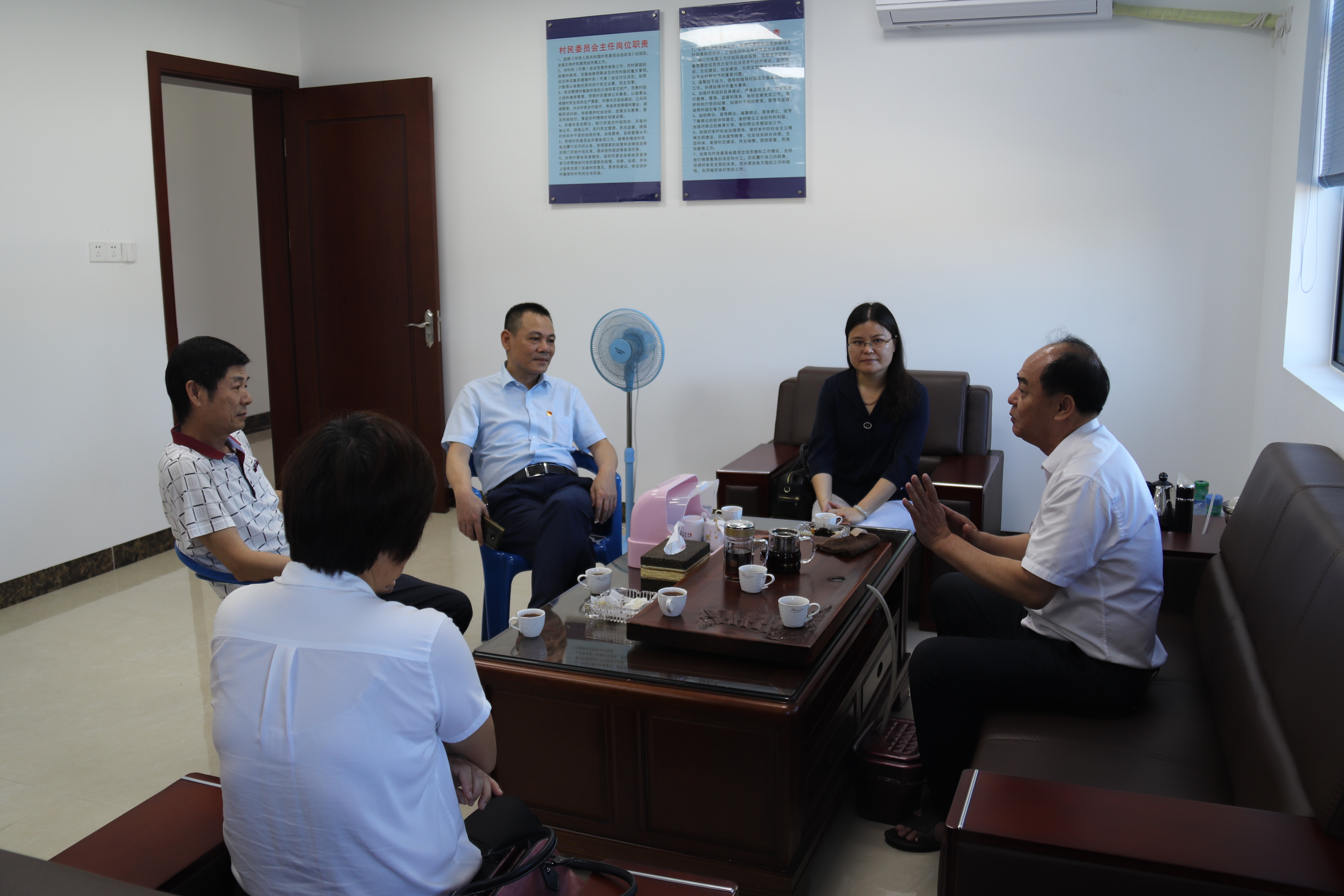 中共陆丰市自然资源局机关委员会到东海镇乌坎村开展“双报到、双服务”工作 2.jpg