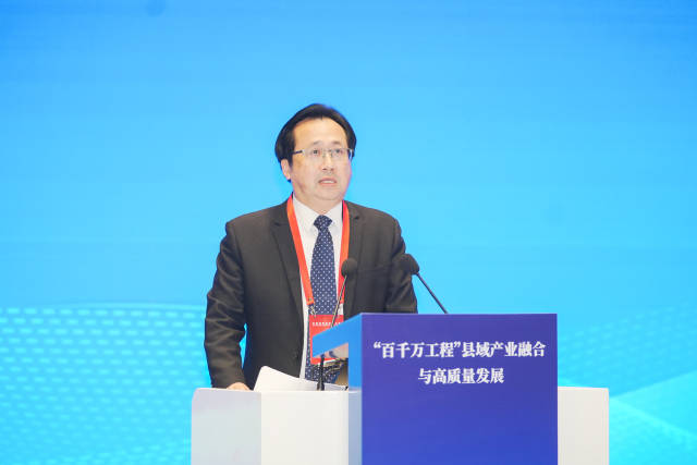 广东省委农办主任,省农业农村厅党组书记、厅长刘棕会主持“富民兴村发展特色种养”专题研讨。谭家富 摄 广东省委农办主任,省农业农村厅党组书记、厅长刘棕会主持“富民兴村发展特色种养”专题研讨。谭家富 摄