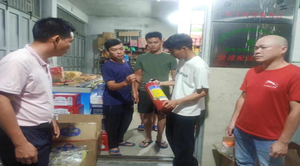 甲西镇开展安全生产和消防安全隐患大排查大整治夜查行动