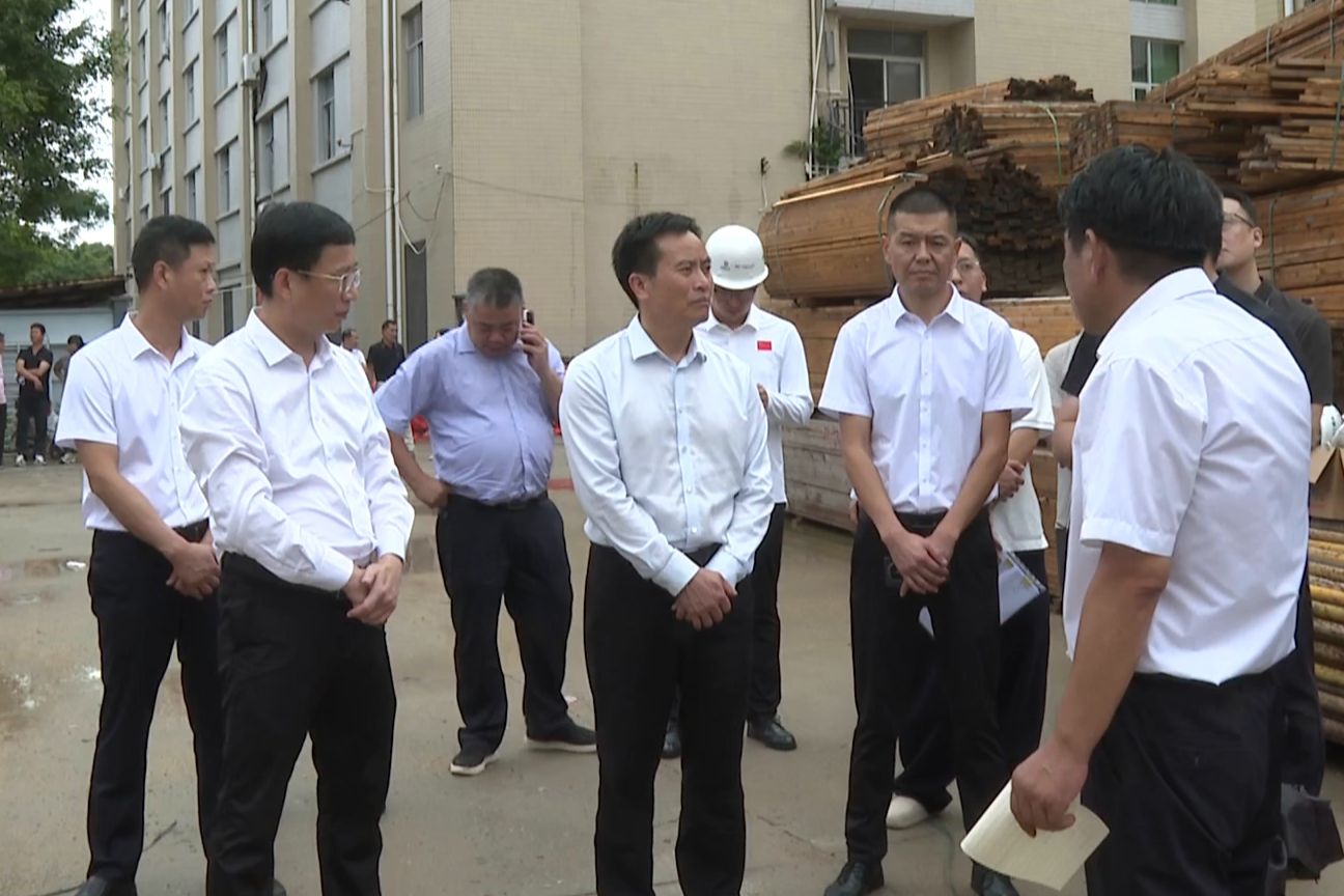 市领导督导检查学校建设和开学准备工作