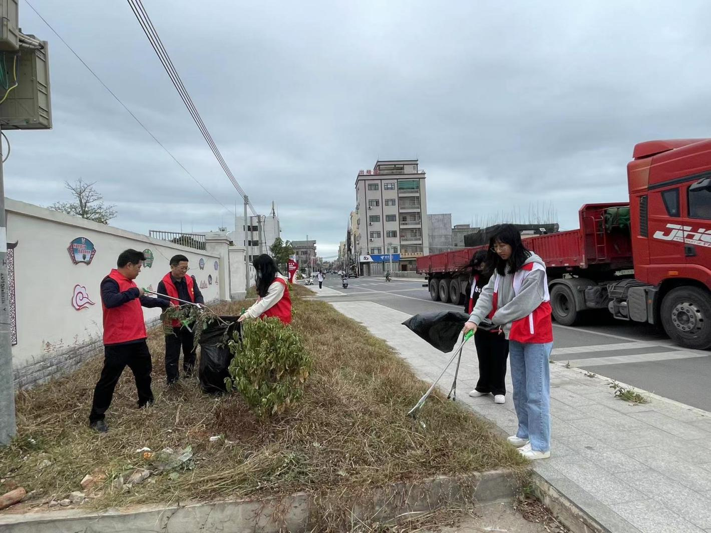 甲东镇开展"明珠一号"人居环境整治攻坚"一周一行动"