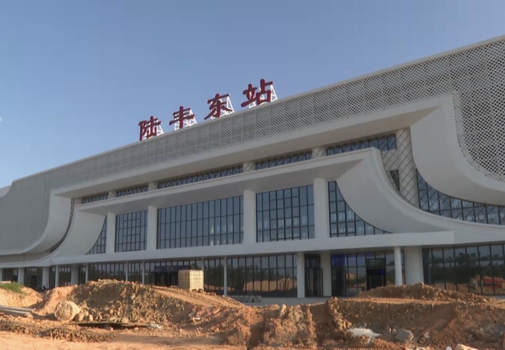 "双节"期间,陆丰东站,陆丰南站抢抓晴好天气有利时机,加紧施工,连续