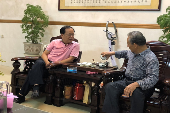 教育局局长陈锦照(中),副局长黄志川(右)与钟祖岳(教育局退休局长